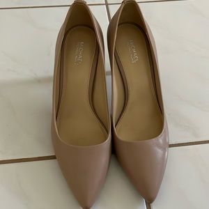 Michael Kors Nude pump